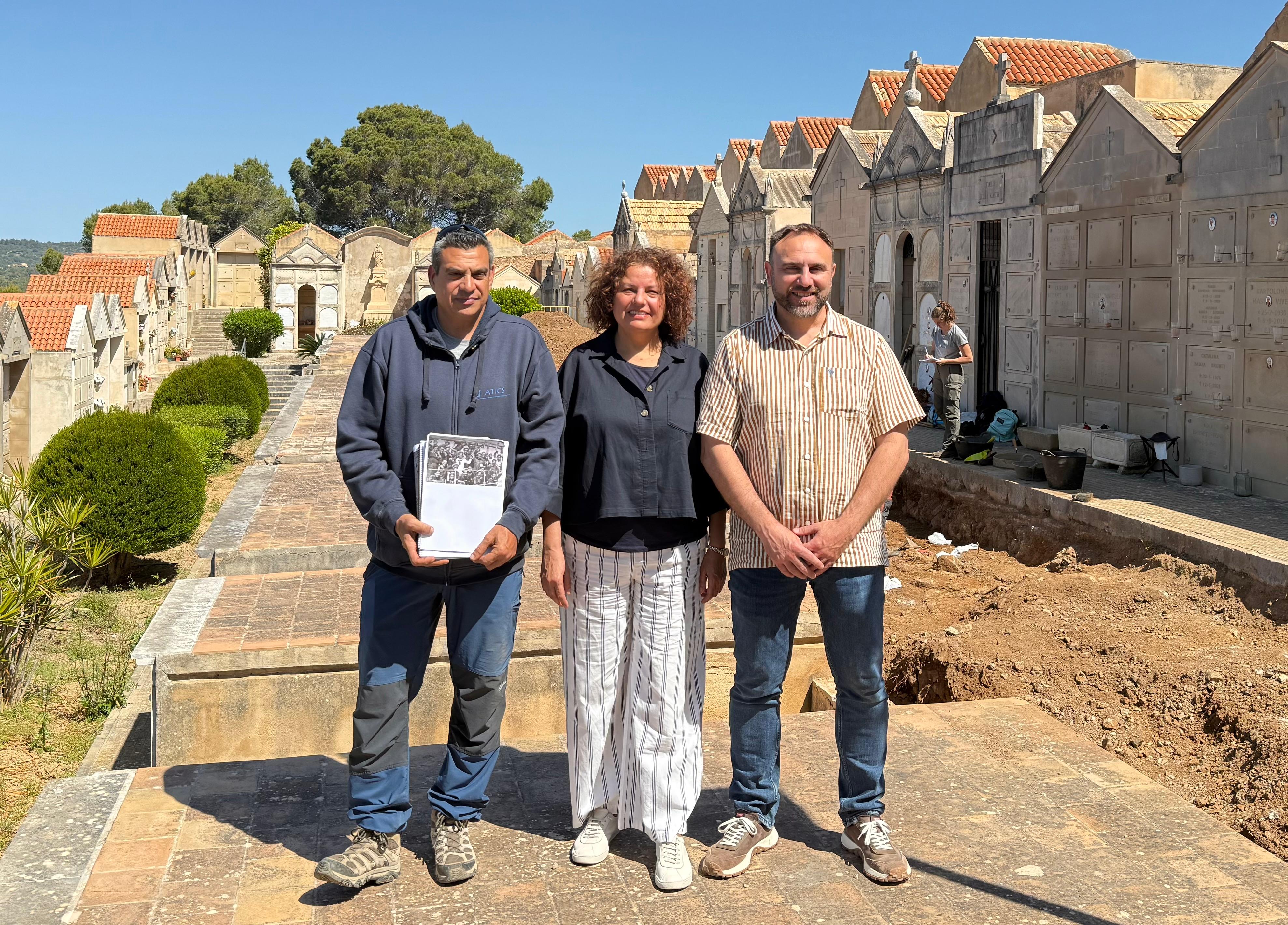 Visita a les actuacions d'exhumació de les fosses del cementeri de Son Servera