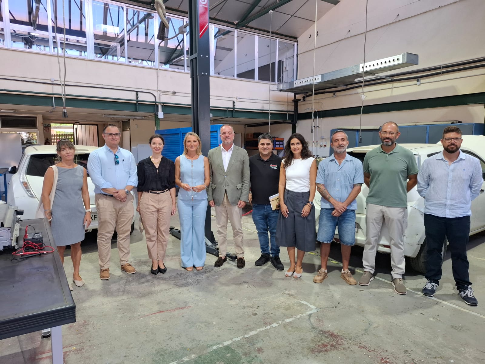 Formació en vehicles elèctrics presentada per la consellera de Treball, Funció Pública i Diàleg Social, Catalina Cabrer, juntament amb la directora del SOIB, María Luján Olivera