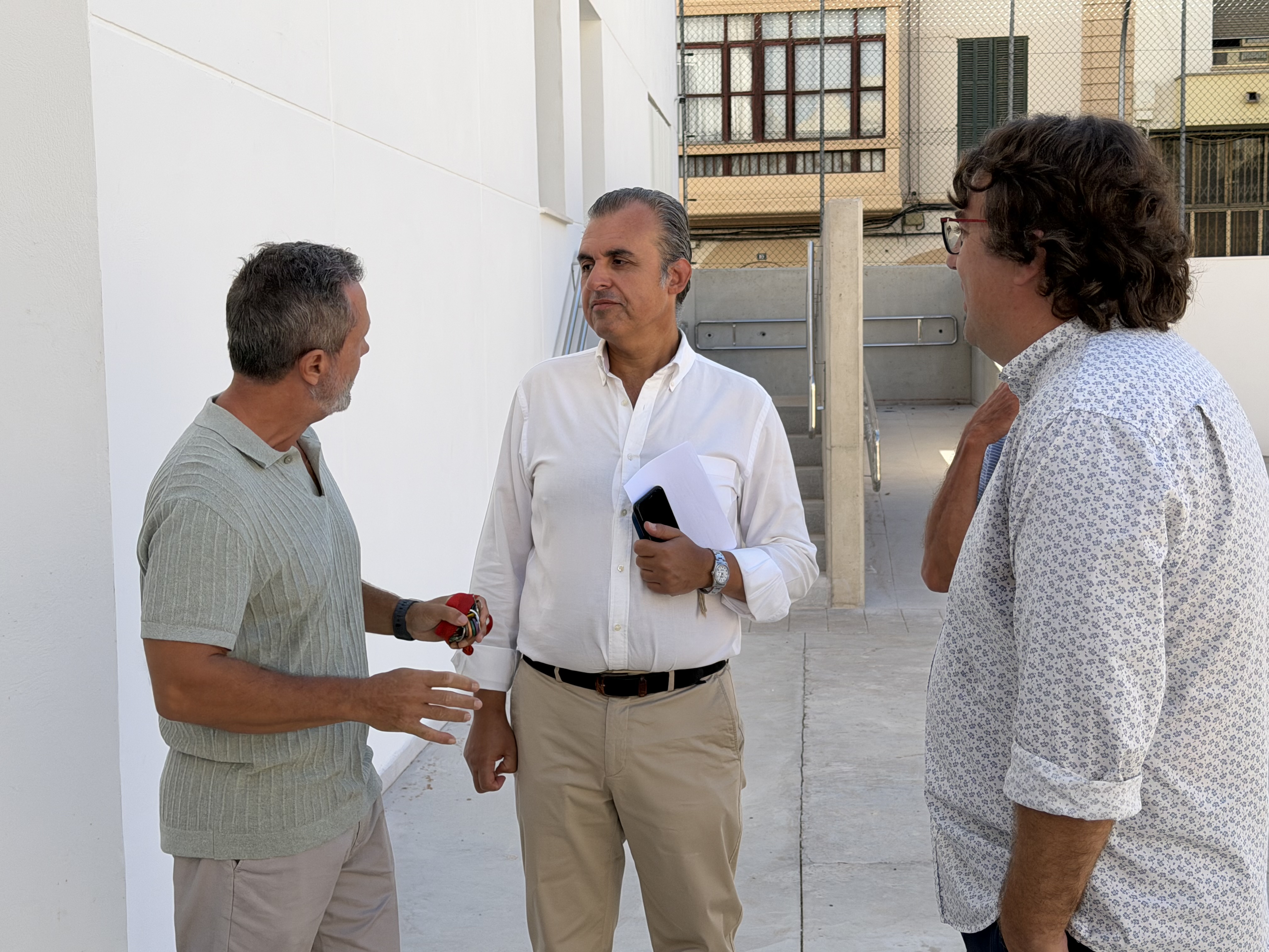 El conseller d’Educació i Universitats, Antoni Vera, a la visita d'obres a l’IES Ses Estacions a Palma