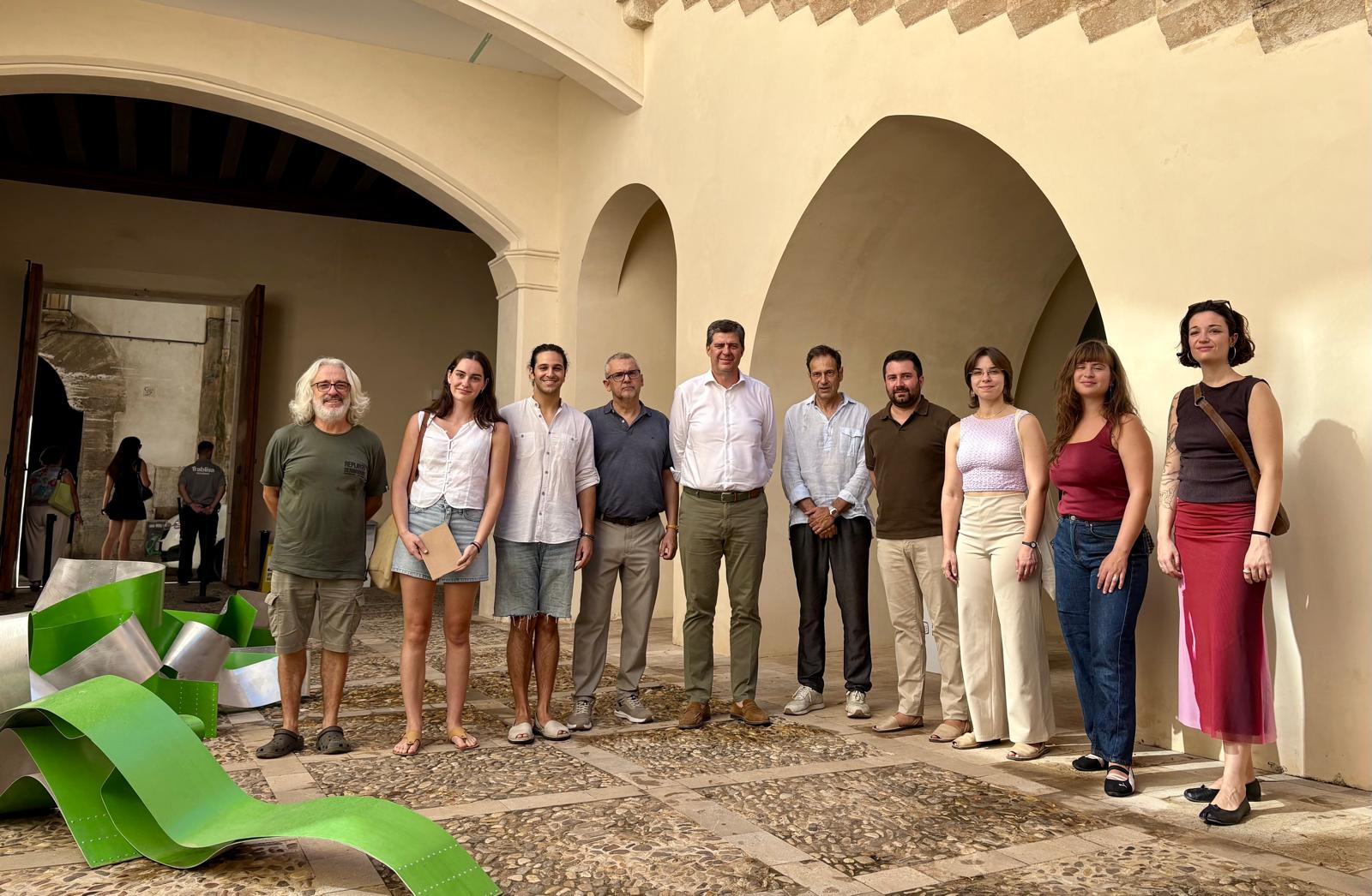 El conseller de Turisme, Cultura i Esports, Jaume Bauzà, a una trobada al pati de Ca n’Oleo amb representants de l'alumnat dels conservatoris i amb membres del grup Pitxorines