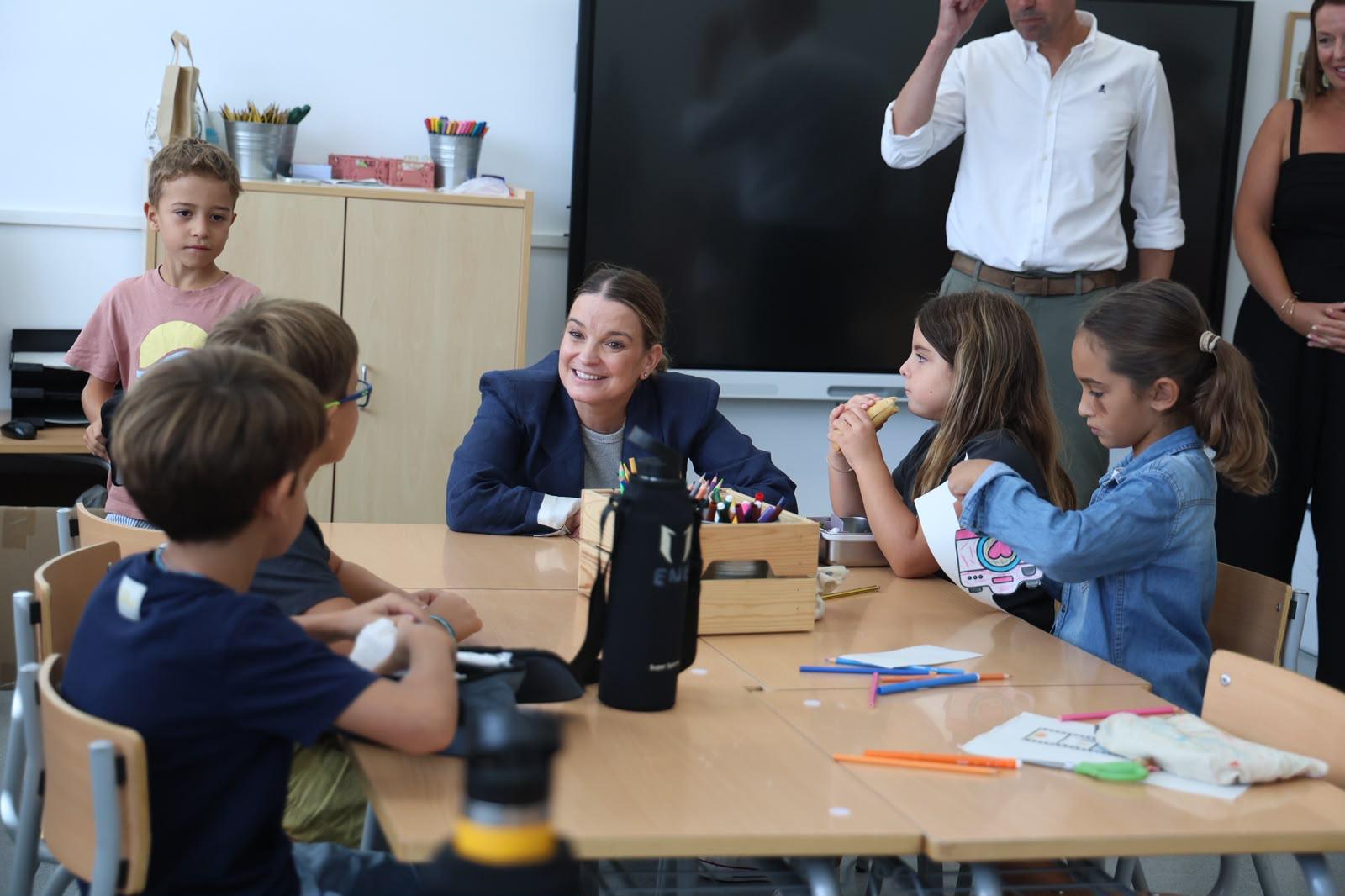  La presidenta parla amb uns nins durant la inauguració del curs escolar a Formentera