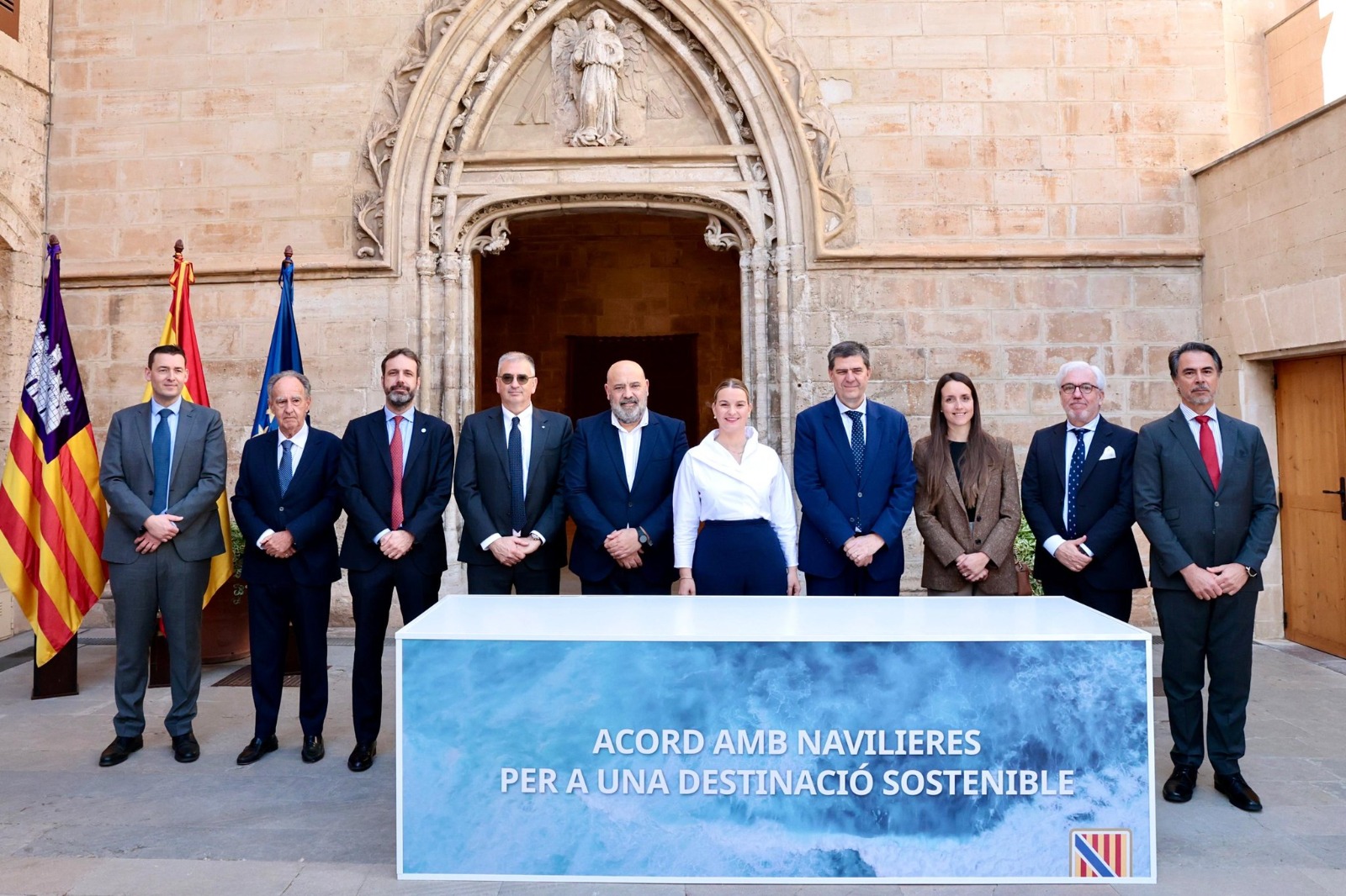 Foto de família de l'Acord entre el Govern i representants de les navilieres per a una destinació sostenible