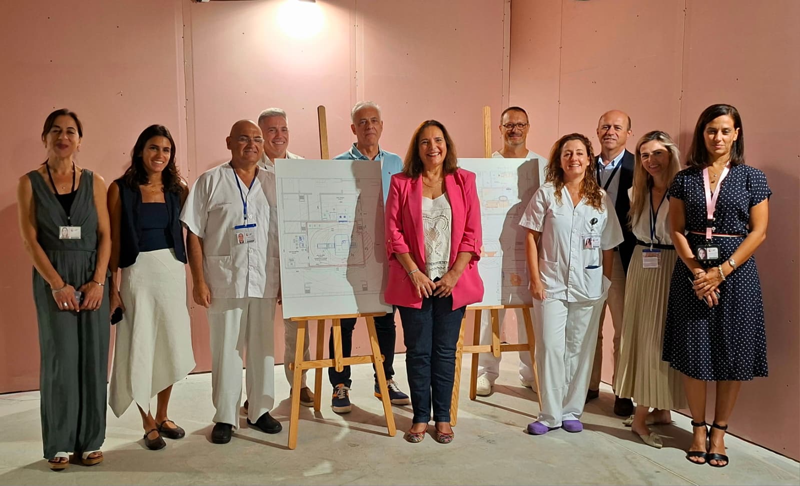 La consellera de Salut, Manuela García, acompanyada del gerent de l'Àrea de Salut Pitiüsa, Eduardo Escudero, ha visitat avui el Servei de Radiologia de l'Hospital Can Misses