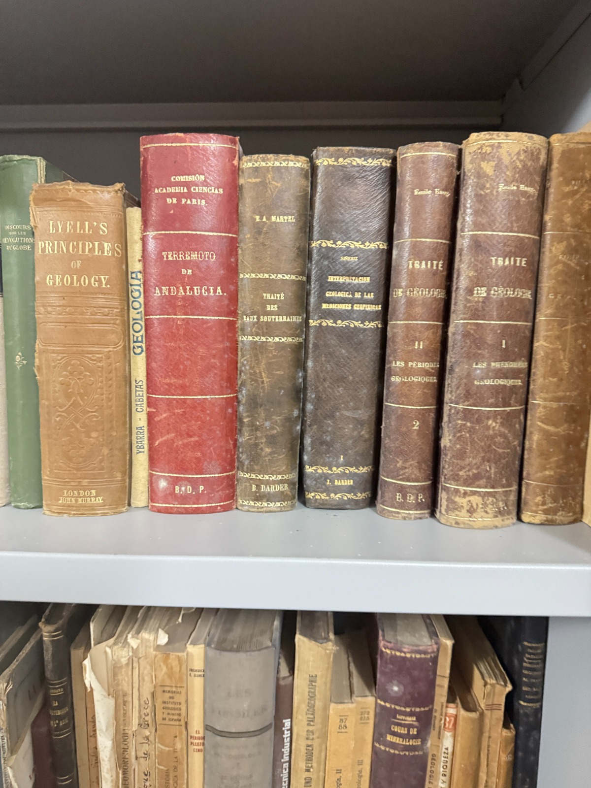 Fons del Llegat Bartomeu Darder i Pericàs compost de llibres i revistes sobre temes vinculats a la geologia i altres ciències