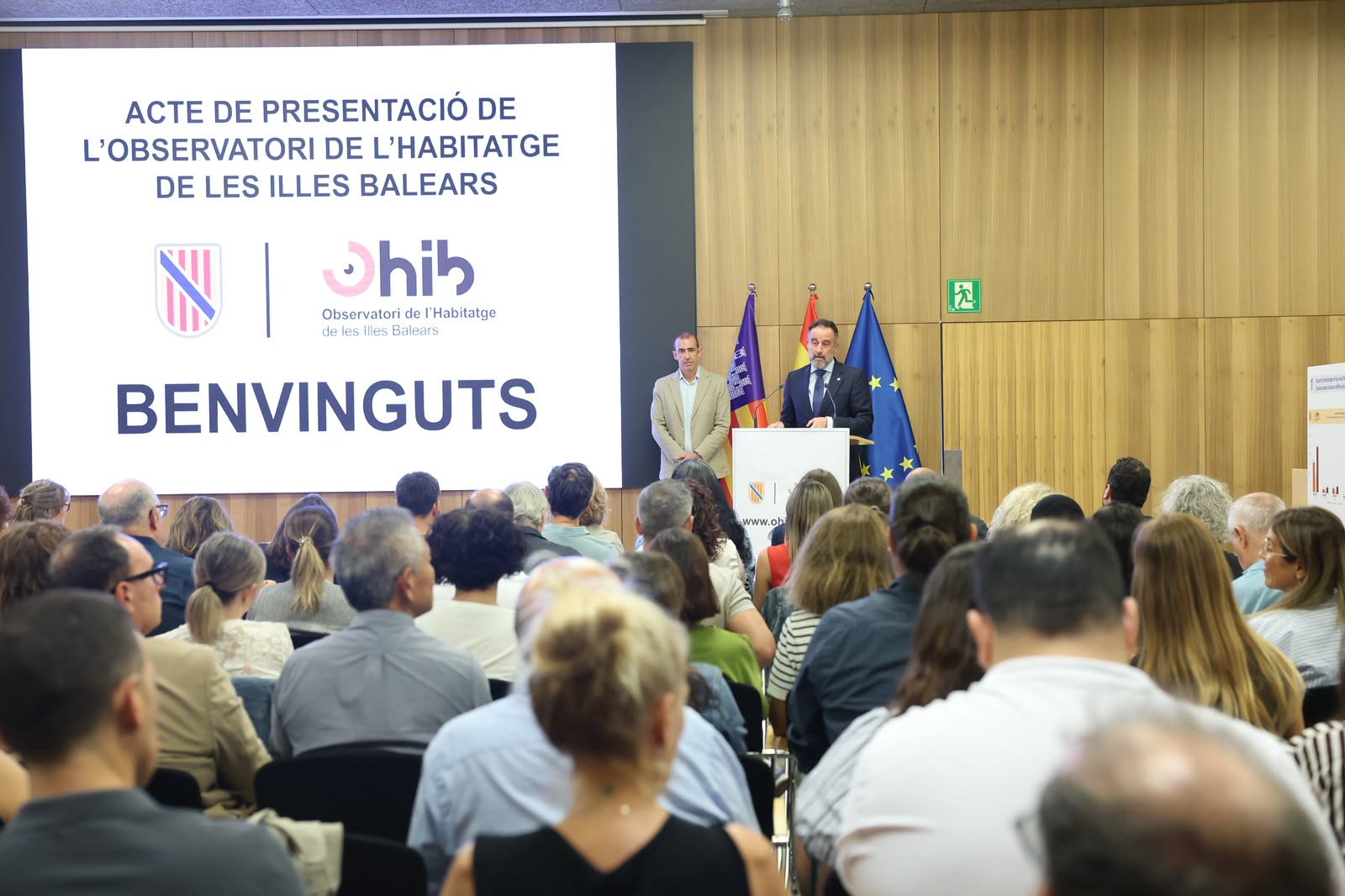 El conseller d'Habitatge, Territori i Mobilitat, José Luis Mateo, juntament amb el director general d'Habitatge i Arquitectura, José Francisco Reynés, presentant la pàgina web de l'Observatori