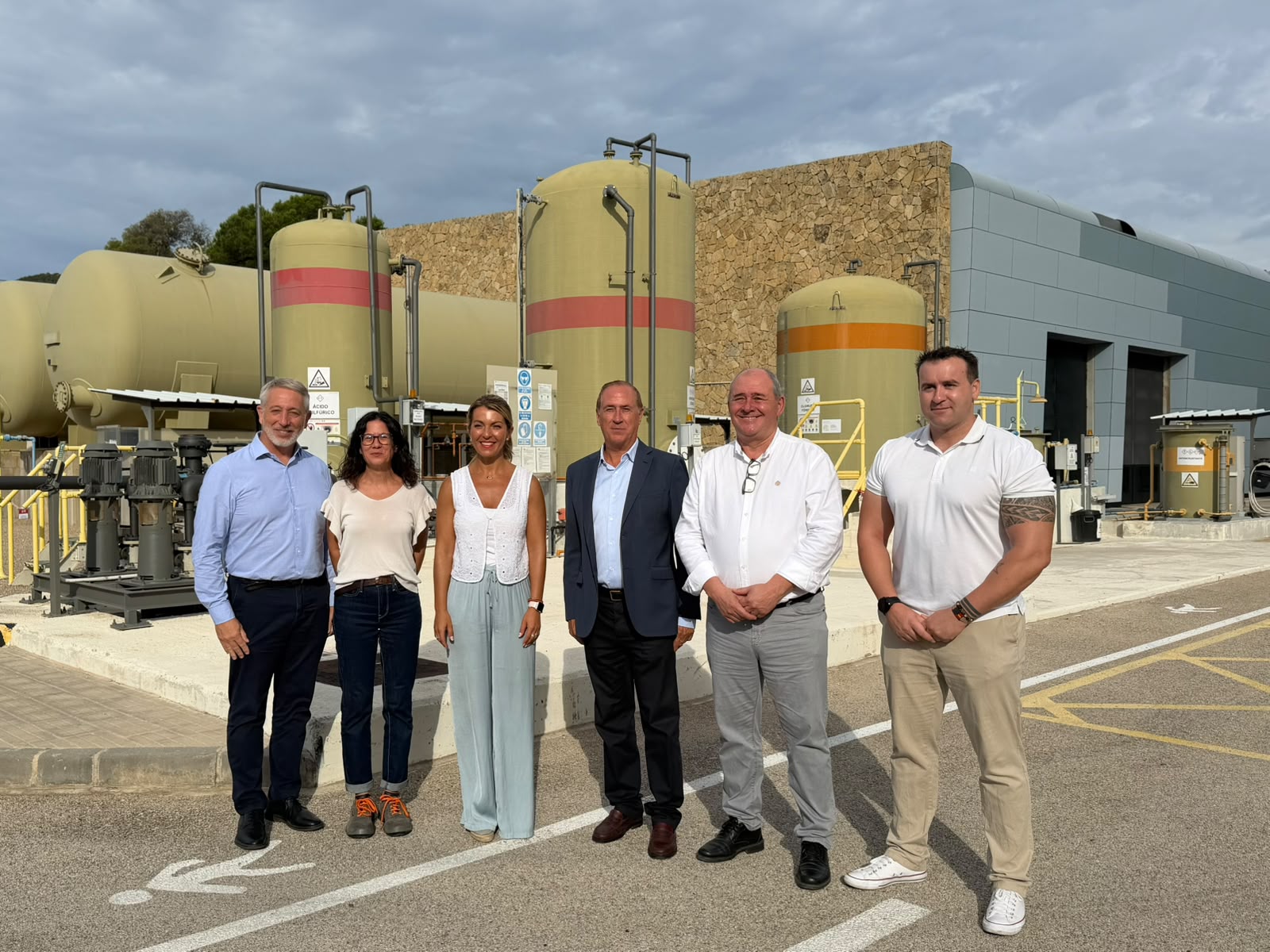 El conseller de la Mar i del Cicle de l’Aigua, Juan Manuel Lafuente, a la dessaladora d’Andratx amb la batlessa d’Andratx, Estefanía Gonzalvo; el director general de Recursos Hídrics, Joan Calafat; el gerent d’ABAQUA, Emeterio Moles, i el regidor de Medi Ambient de l’Ajuntament d’Andratx, Antoni Nicolau.
