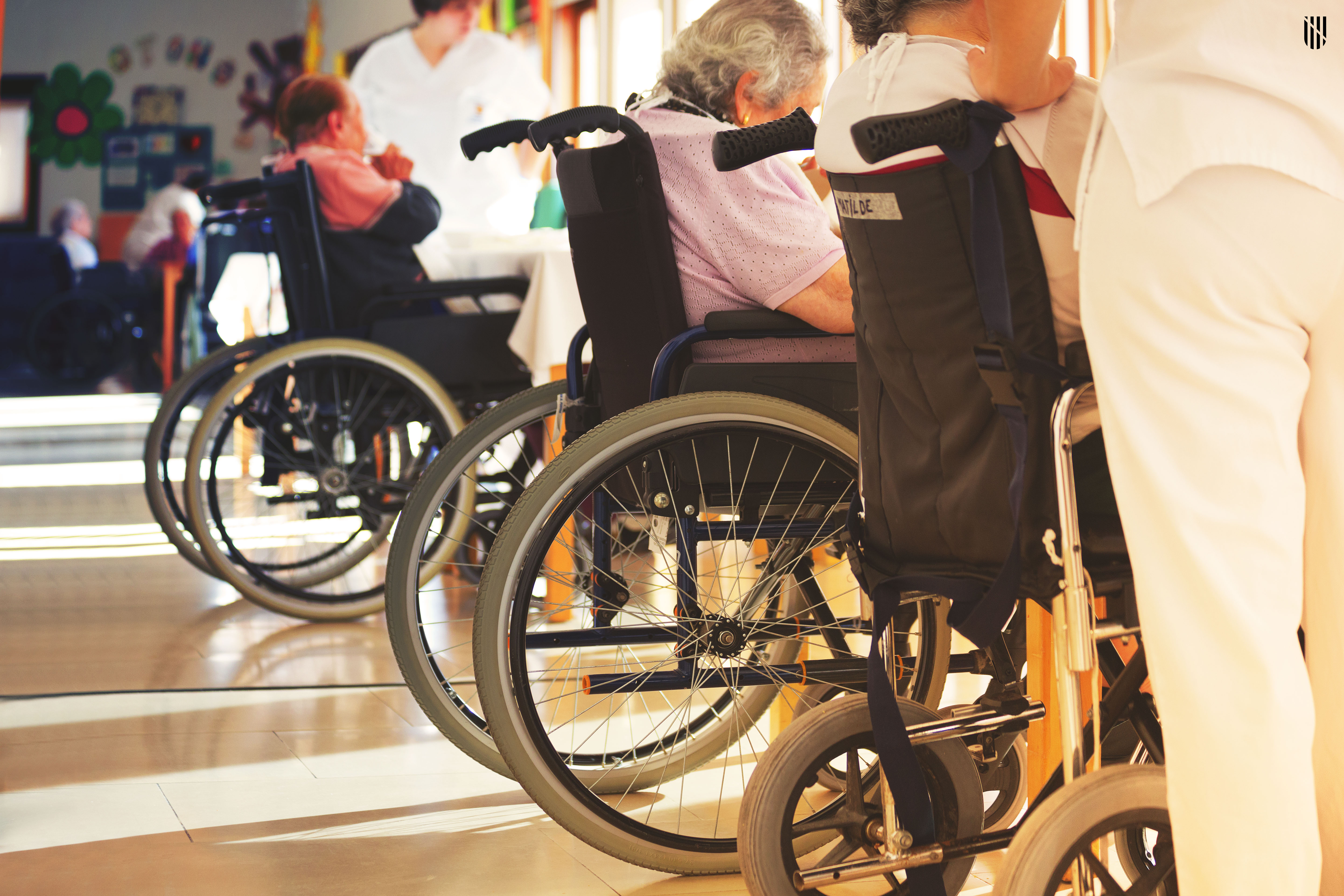 Gent major en cadira de rodes