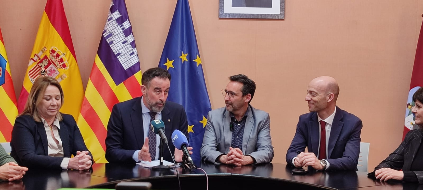El conseller MAteo, el president Vilafranca i la resta d'autoritats a la roda de premsa.