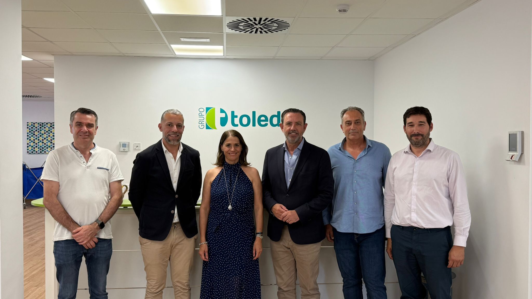 El conseller d'Empresa, Ocupació i Energia amb altres asistents a la roda de premsa