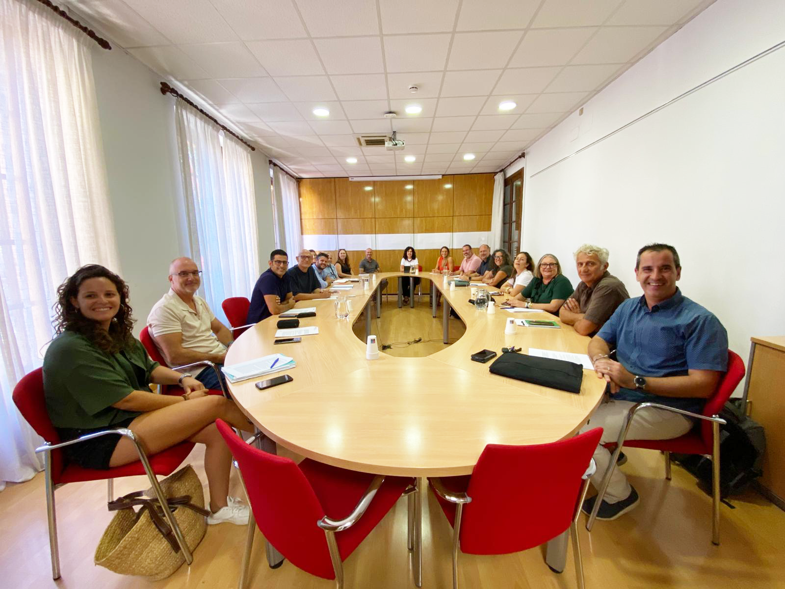 La consellera i la directora general reunides amb representants del tercer sector.