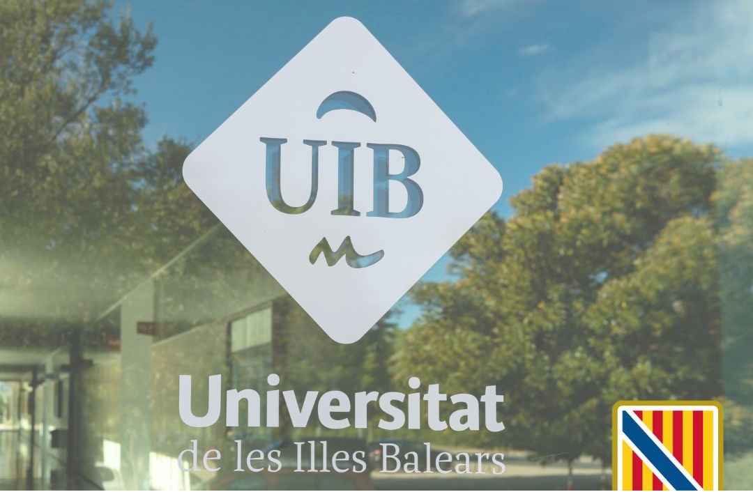 El logo de la UIB