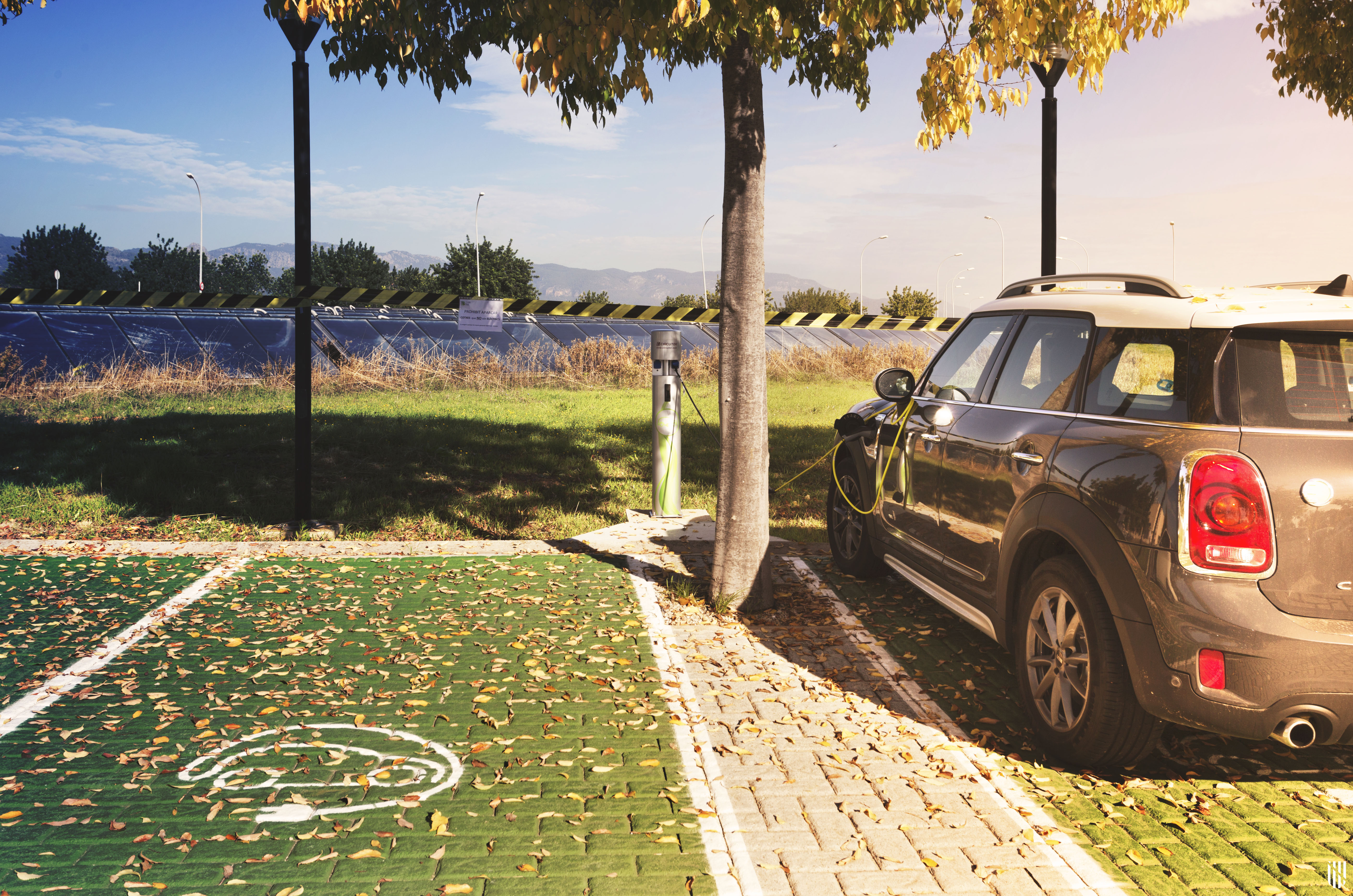 Vehicle elèctric aparcat en un punt de recàrrega