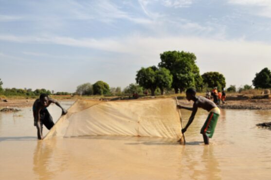 Personas trabajando en una balsa de agua o río