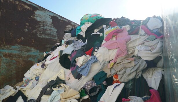 Contenidor amb roba usada