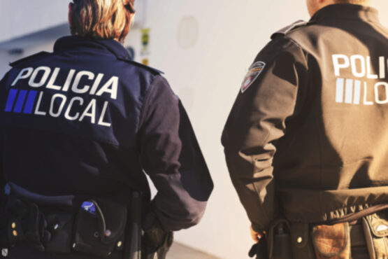 Dos policías locales de espalda