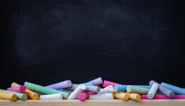 Guixos de colors davant una pissarra