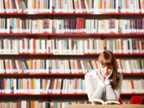 Persona llegint un llibre