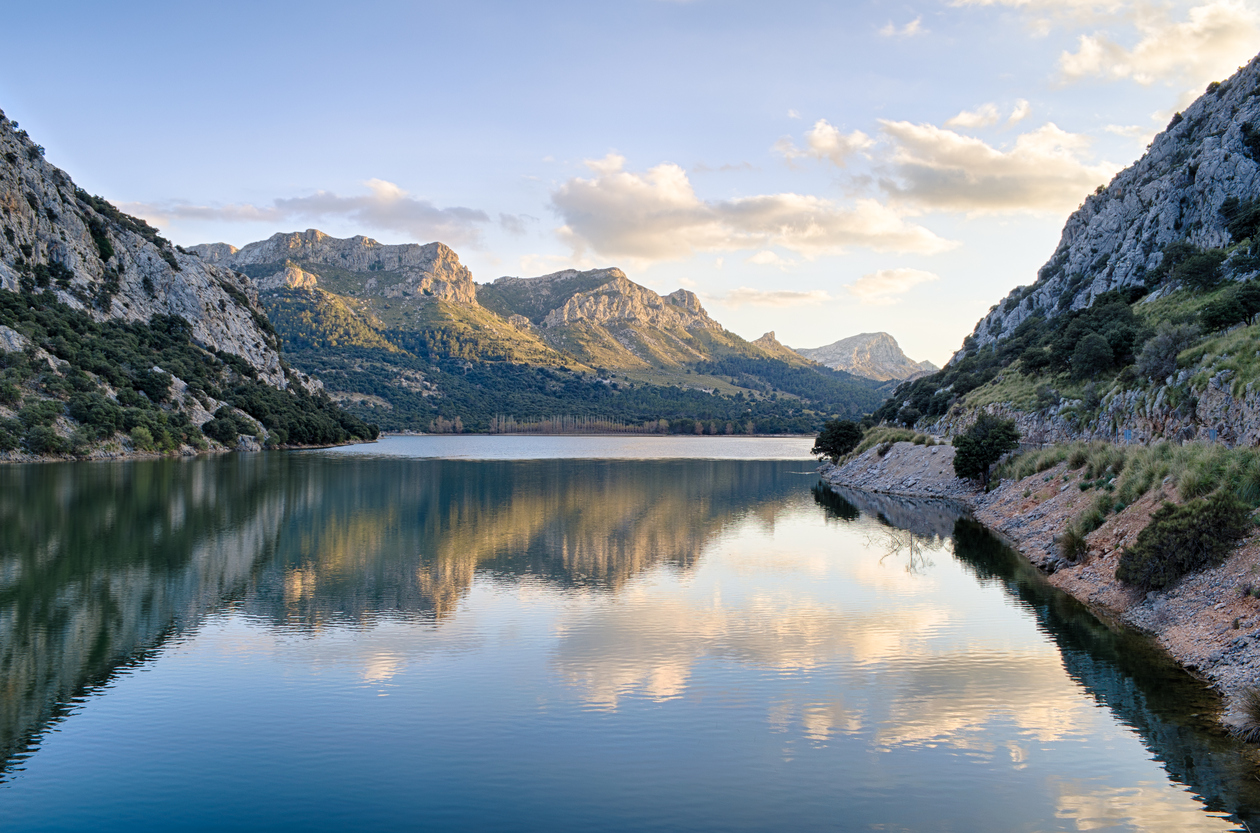 Vista de la mar amb muntanyes al fons