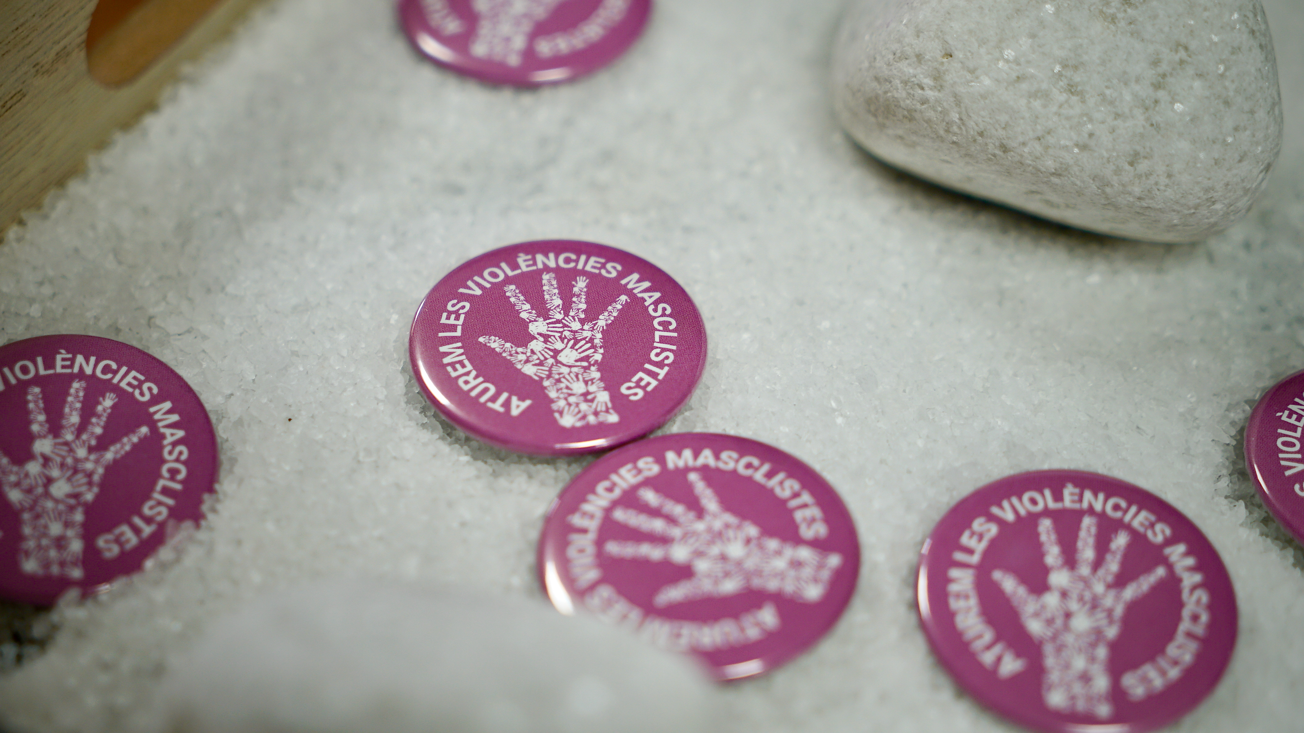 cartells on es llegeix: Aturem les violències masclistes