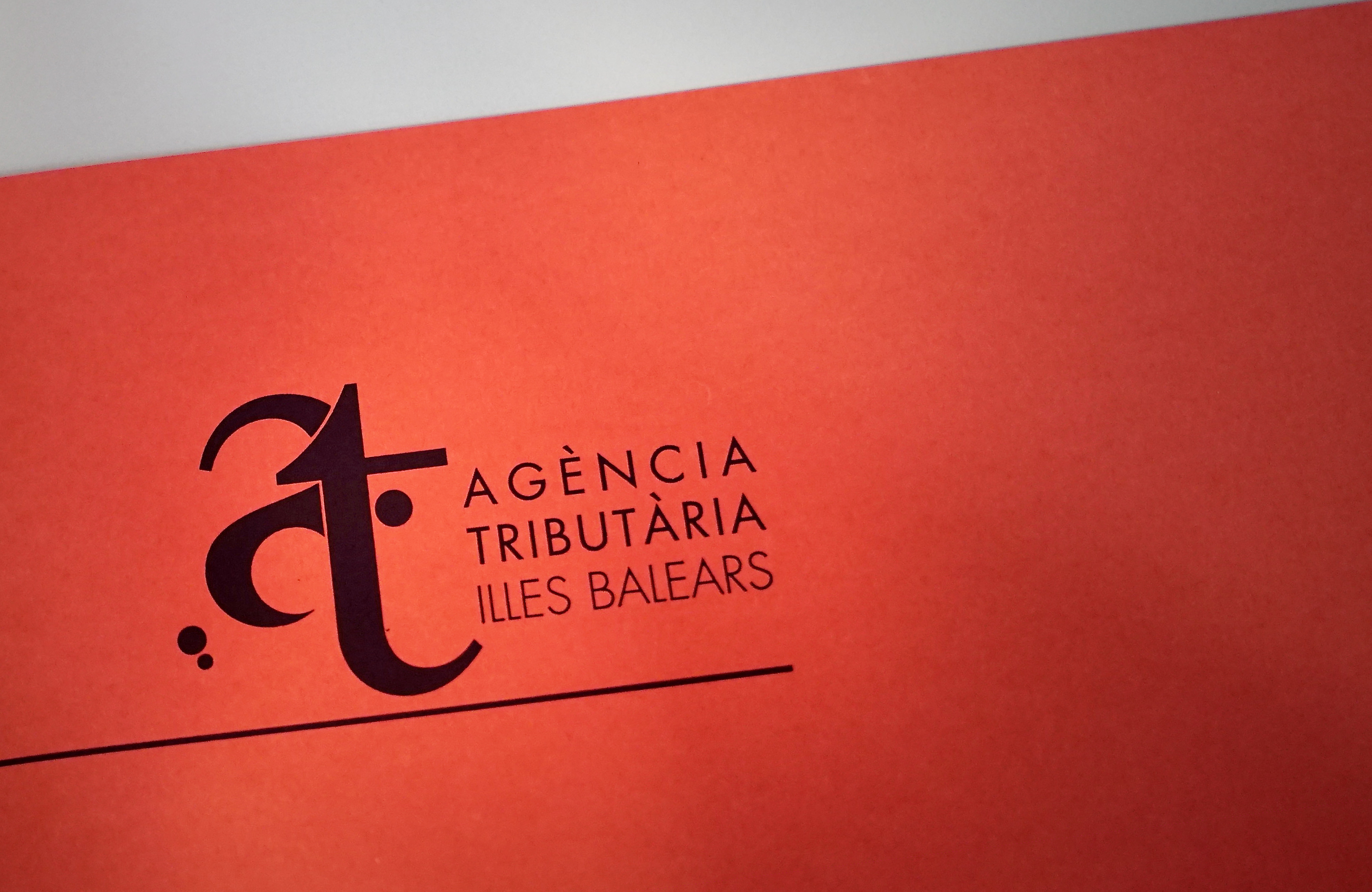 Logotip de l'agencia en negre sobre un fons vermell