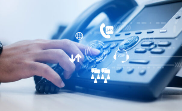 Mano sobre un teclato telefónico