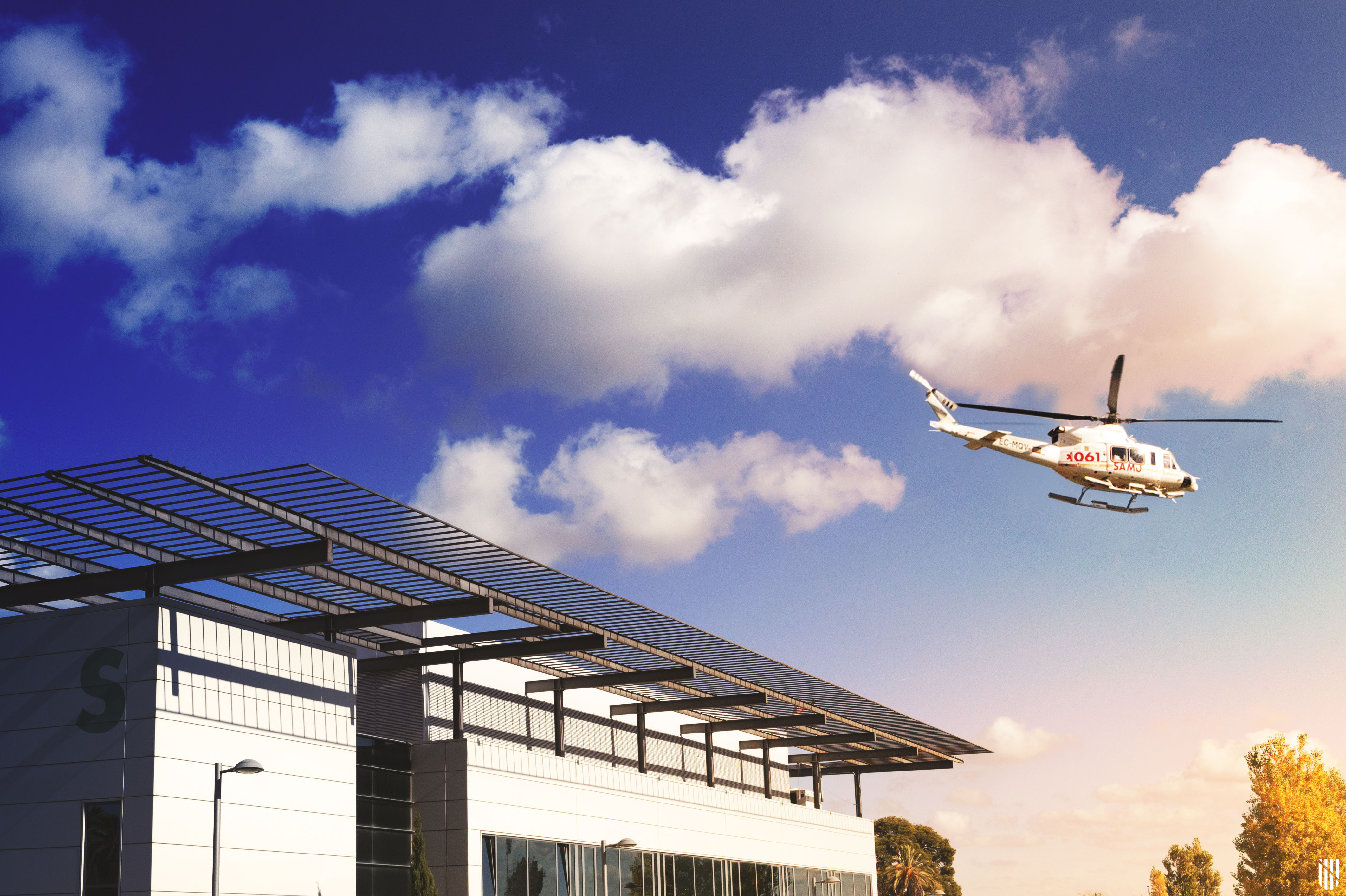 Edifici, núbols i helicòpter