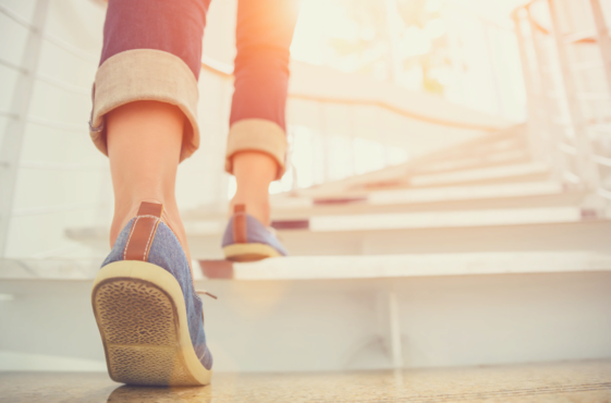 Pies de persona que sube unas escaleras