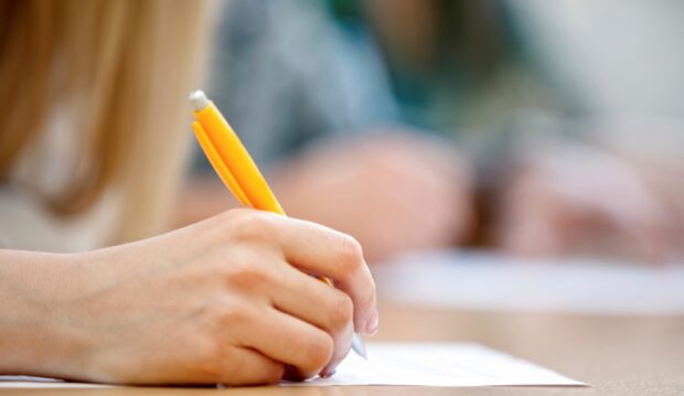 Mano con un bolígrafo