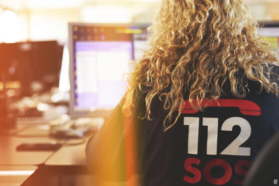 Persona de espaldas con el logotipo del 112