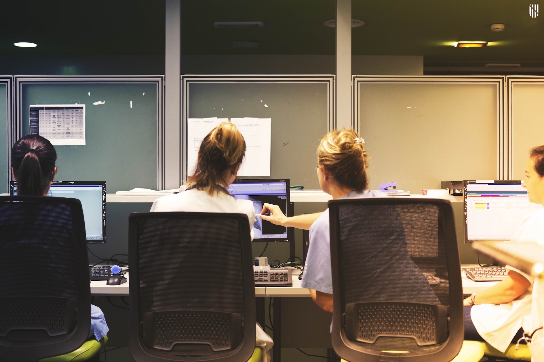 Professionals sanitaris mirant una radiografia