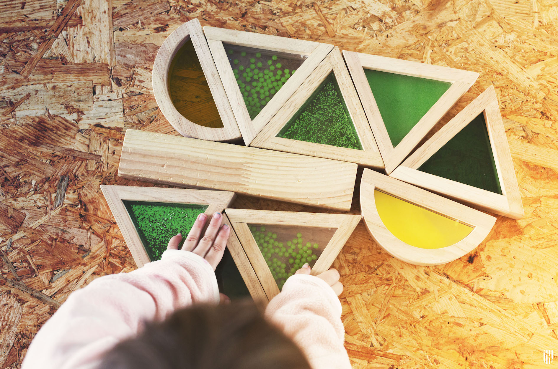 Un infant jugant amb un joc de fusta