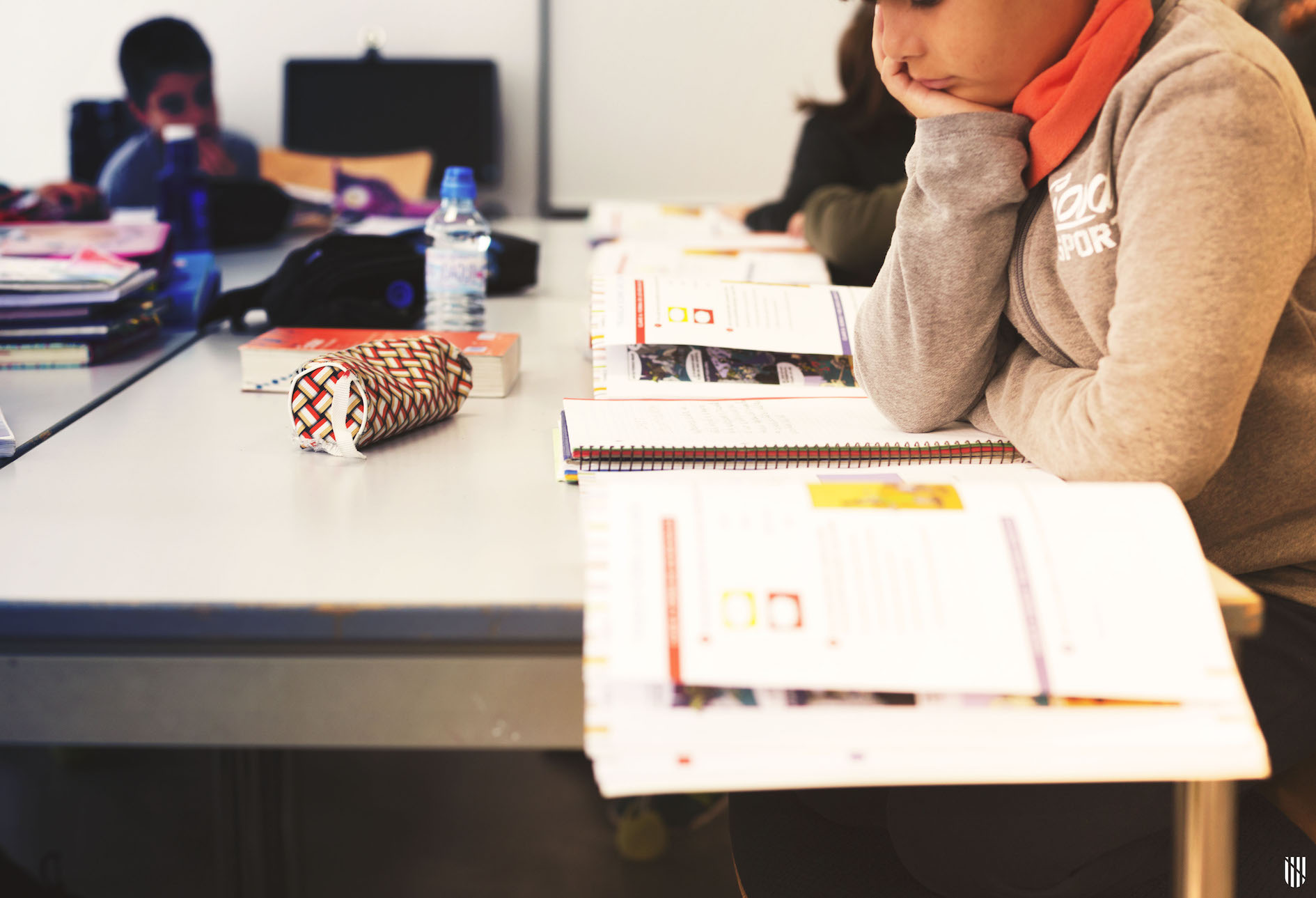 Un alumne estudiant a classe
