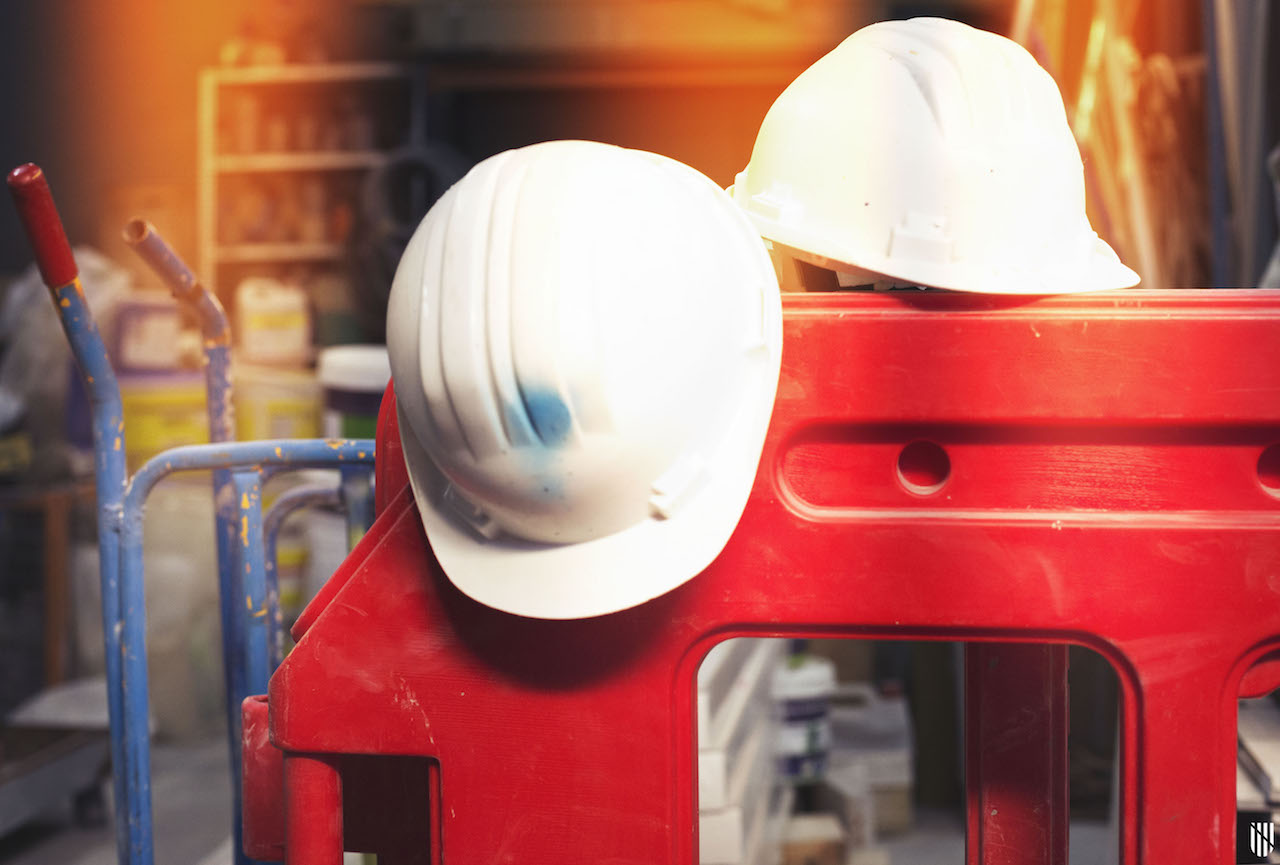 Cascos d'obrers a una obra