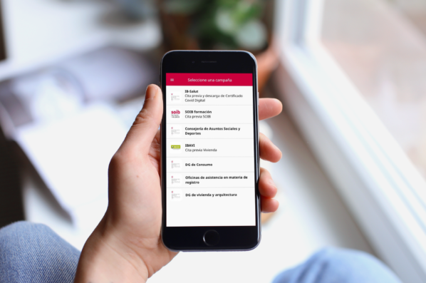 Mòbil amb l'app de cita prèvia oberta