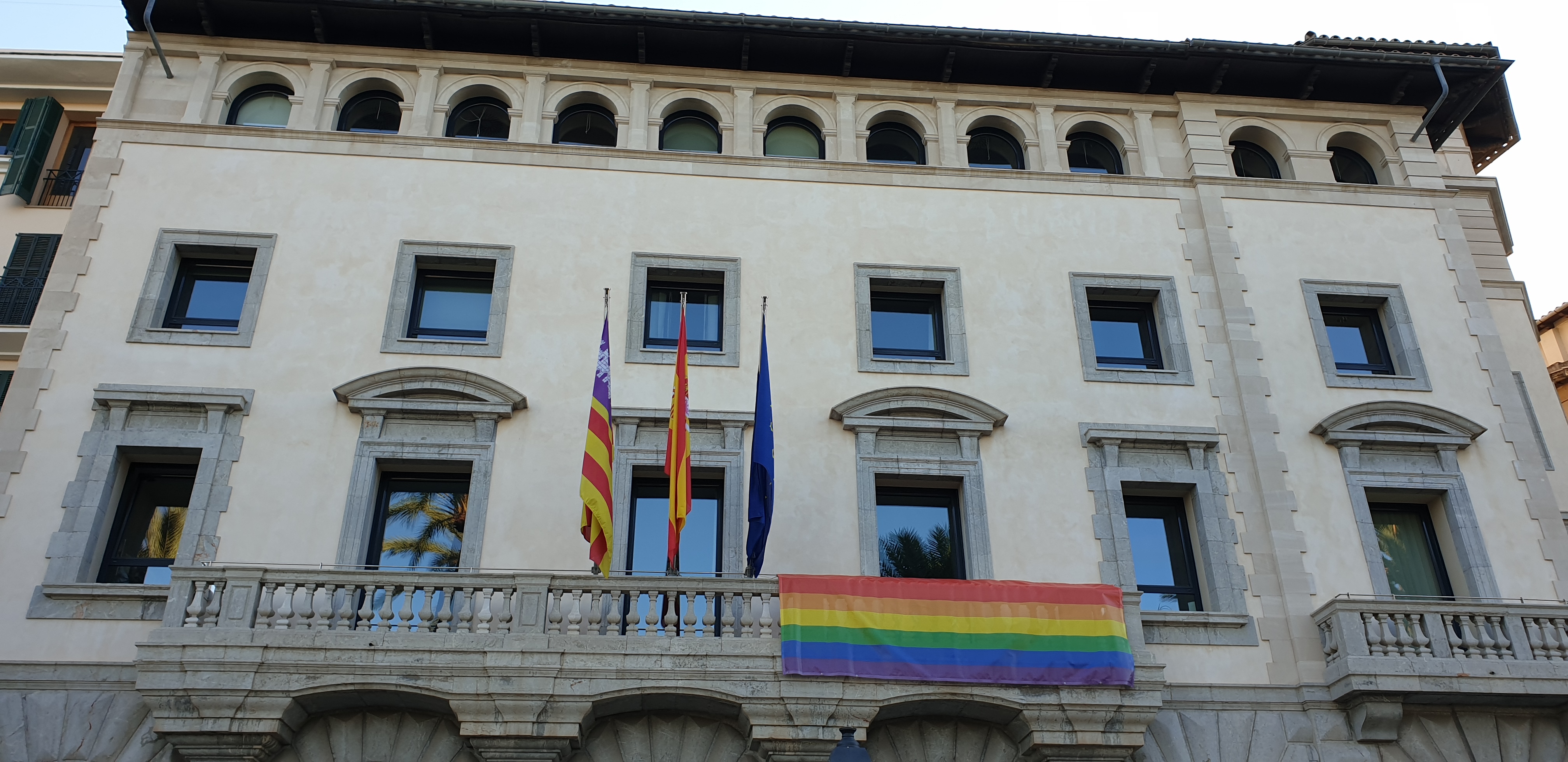 Bandera LGTBI a Conselleria Presidència 01ca