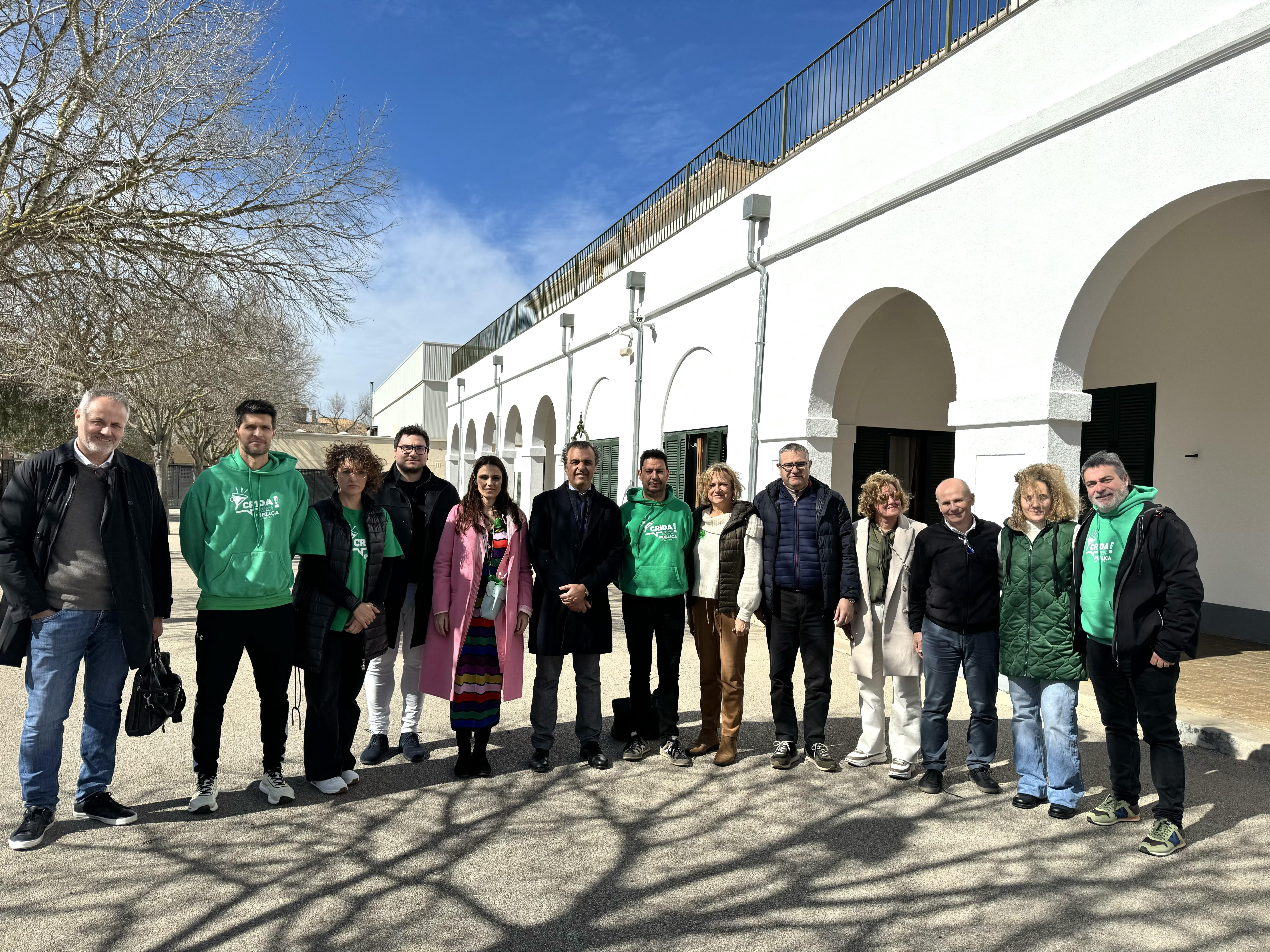 _2024_3_4_3017050.jpg Foto de família durant la visita a l'IES Algaida