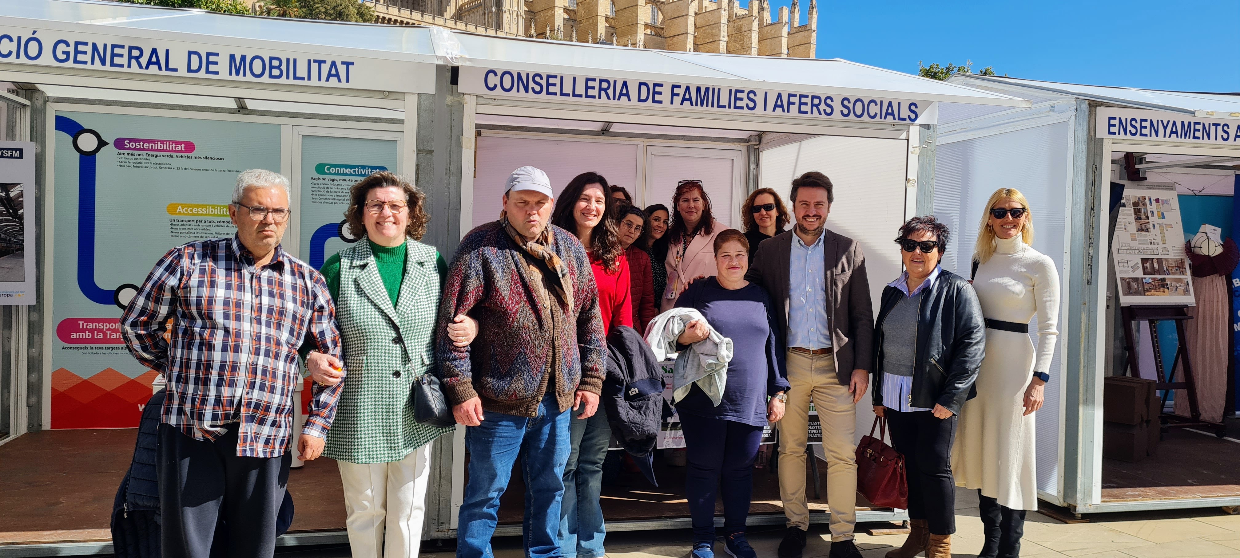 Representants de la Conselleria de Famílies i Afers Socials, avui, amb usuaris del centre ocupacional Sa Riera