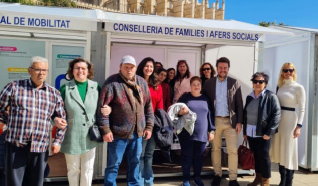 Representants de la Conselleria de Famílies i Afers Socials, avui, amb usuaris del centre ocupacional Sa Riera