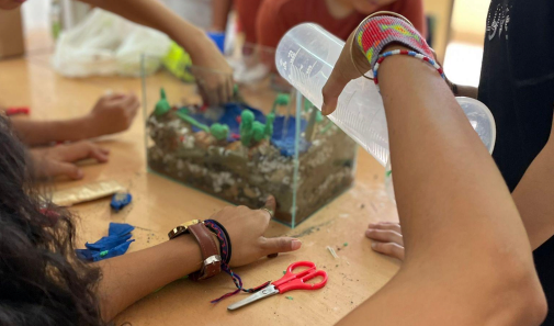 Participants en un taller construeixen un aqüífer