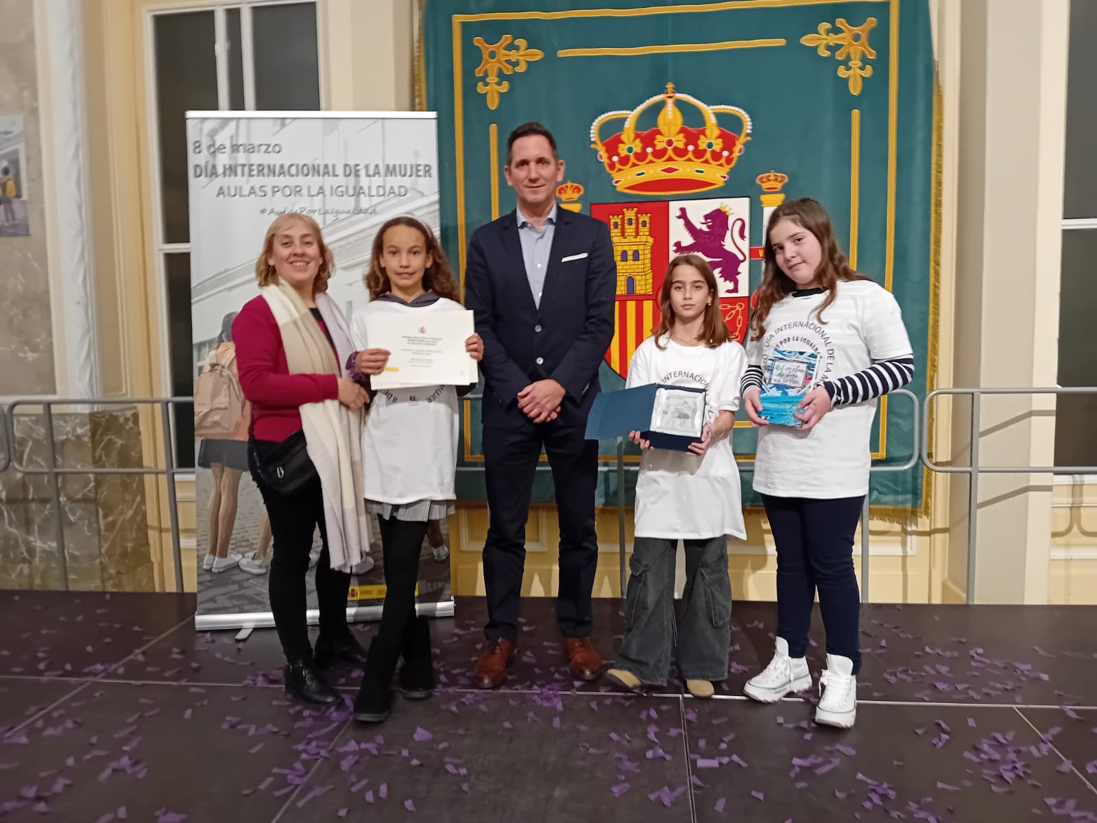 _2024_3_7_3018700.jpg Representants del CEIP Torres de Balàfia, amb la menció d'honor, acompanyats pel director territorial d'Educació a Eivissa i Formentera, Juan Álvarez.