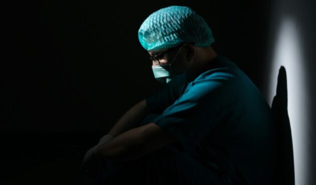 Professional sanitari assegut al terra