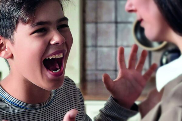 adolescente gritando a su madre