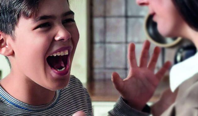 adolescente gritando a su madre