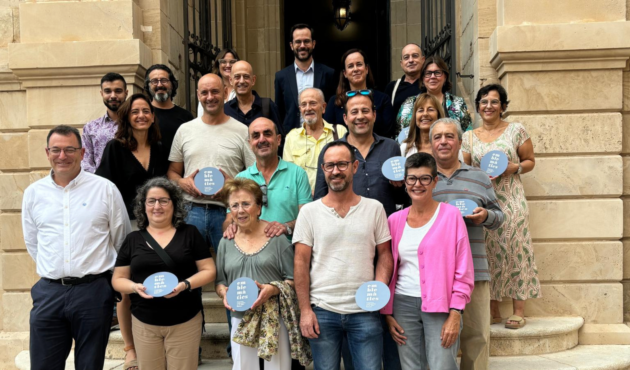 La gerent de l’ADR Balears, Silvia Delgado, i el batle de Maó han lliurat les plaques als comerciants Maó compta en total amb 30 establiments adherits al programa de protecció del teixit comercial de proximitat de la Conselleria d’Empresa, Ocupació i Energia