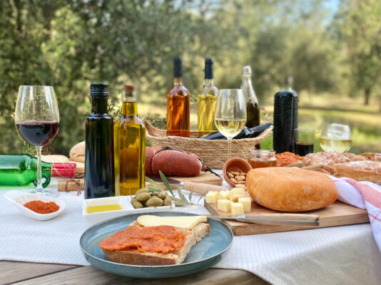 Mesa con alimentos