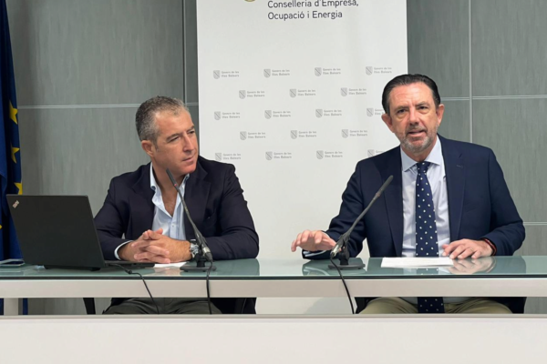 El director general d'Empresa, Autònoms i Comerç, José Antonio Caldés i el conseller d'Empresa, Ocupació i Energia, Alejandro Sáenz de San Pedro a la presentació del Portal d'Impuls Empresarial de les Illes Balears (PIEIB).
