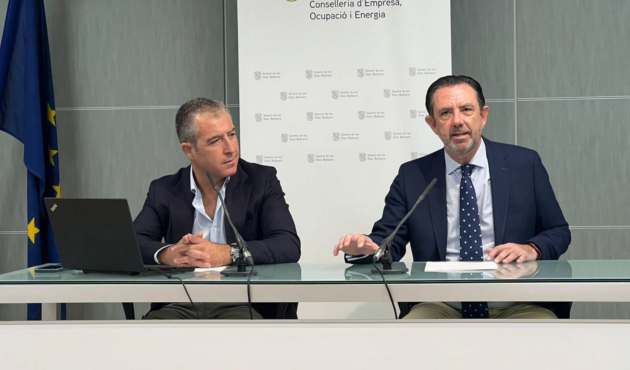 El director general d'Empresa, Autònoms i Comerç, José Antonio Caldés i el conseller d'Empresa, Ocupació i Energia, Alejandro Sáenz de San Pedro a la presentació del Portal d'Impuls Empresarial de les Illes Balears (PIEIB).