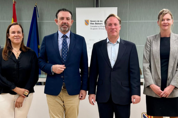 Alejandro Sáenz de San Pedro, ha presentat la iniciativa juntament amb la directora general d’Indústria i Polígons Industrials, Ingrid de la Fuente; el director general d’ISBA, SGR, Manuel López Araújo, i la gerent d’ADR Balears, Silvia Delgado.