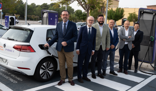 El conseller d’Empresa, Ocupació i Energia, Alejandro Sáenz de San Pedro, acompanyat del director de l’Institut Balear de l’Energia (IBE), Hernando Rayo; el batle de Marratxí, Jaume Llompart; el director de màrqueting VIA Outlets a Espanya, Jorge Pérez de Zabalza, i el director general d’Endesa a les Balears, Martí Ribas, han inaugurat les noves instal·lacions dels punts de recàrrega d’Endesa amb l’objectiu d’impulsar la mobilitat elèctrica a les Illes Balears.