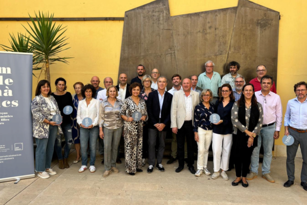 Els quinze comerços de Binissalem adherits a Emblemàtics Balears han rebut avui les plaques que els identifiquen com a part del programa de la Conselleria d’Empresa, Ocupació i Energia